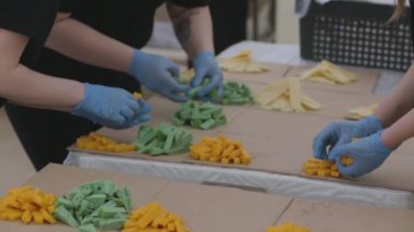 Şef mutfak prepearing peynir tabakları Catering üzerinde