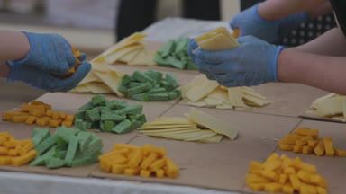Prepearing bir sürü peynir tabakları catering