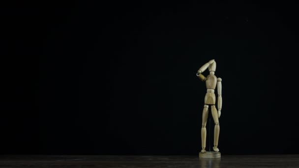 Maniquí figura de madera Stopmotion en estudio sobre fondo negro saluda y marcha — Vídeos de Stock
