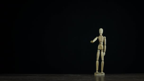 Stopmotion boneco figura de madeira no estúdio sobre fundo preto — Vídeo de Stock