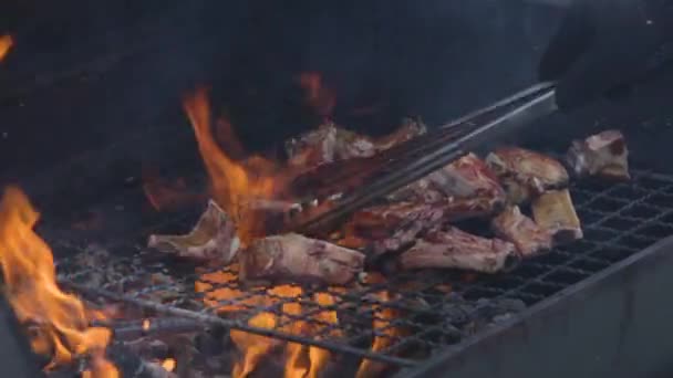 Vlees barbecue buiten grillen in de zomer — Stockvideo