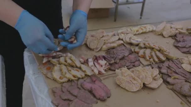 Σεφ κάνει πλάκες του κρέατος στην κουζίνα — Αρχείο Βίντεο