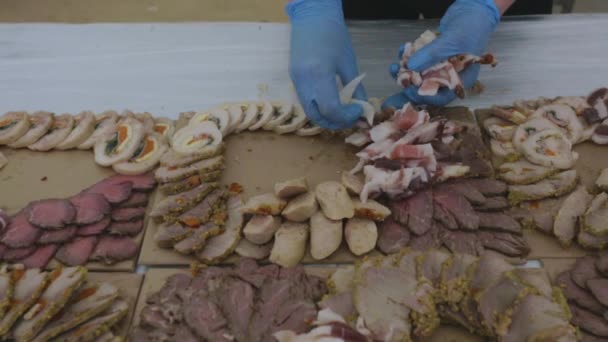 Chef haciendo platos de carne en la cocina — Vídeos de Stock