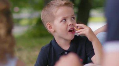 Oğlan ekmek yiyor ve ağır çekimde ailesine anlatıyor