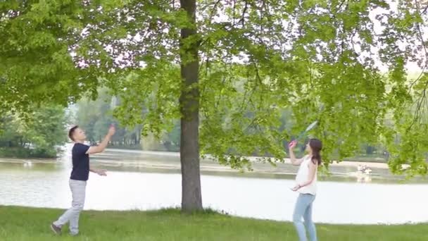 Dulce familia pareja jugando bádminton en cámara lenta — Vídeo de stock