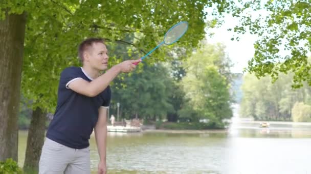 Sweet family couple playing badminton in slow motion — Stock Video
