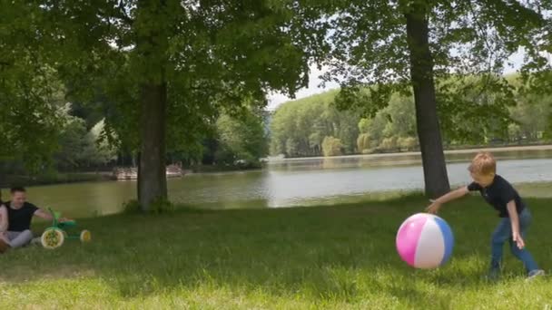 Frère et sœur jouent au ballon en été au ralenti — Video