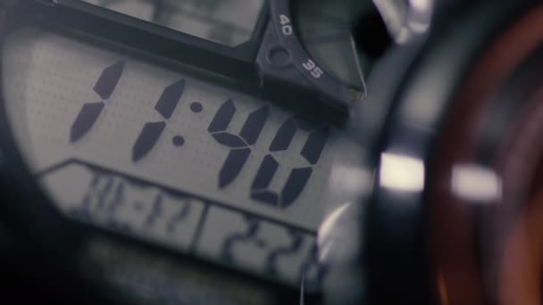 Digitaal horloge tellen van de tijd — Stockvideo