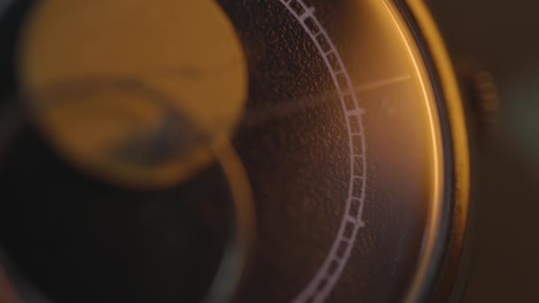 Waktu berlalu bulan dan bumi pada mekanisme jam vintage, menonton tembakan makro — Stok Video