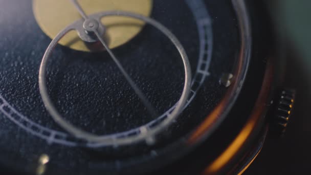 Tellen van de tijd op vintage horloge mechanisme, vintage klok, baan om de aarde en maan op de klok. tellen seconds — Stockvideo