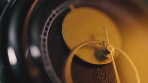Старий годинник працює макрозйомка в теплому світлі — стокове відео