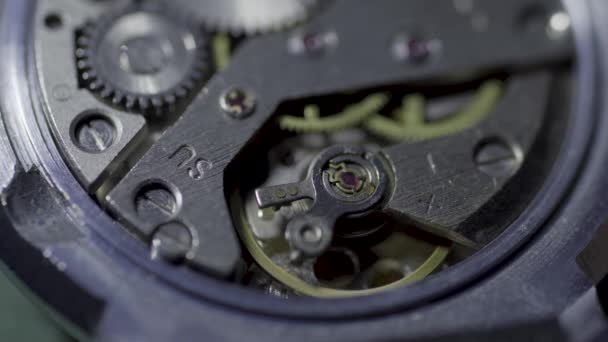 Staré hodinky mechanismus makro smyčku. Vintage mechanismus pracuje, Detailní záběr s rozostřený. Hodinový stroj. Vintage hodinky Gears hnutí makro — Stock video