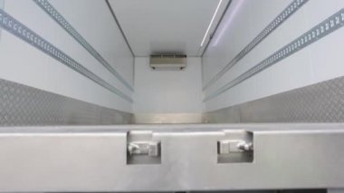 Refregirator arabanın içine kamyon