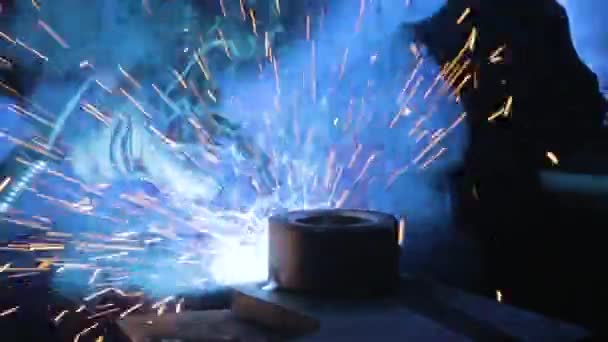 Trabajador suelda el cuerpo de acero en la fábrica — Vídeo de stock