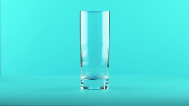 4K gros plan de boisson gazeuse cola soda froid braconnage en verre fond bleu en studio — Video