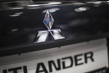 Minsk, Beyaz Rusya Mayıs 2018 marka mitsubishi amblemi logosu autoexhibition mitsubishi outlander üzerinde sırasında otomatik olarak oturum