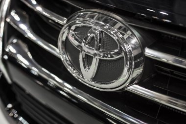 Minsk, Beyaz Rusya Mayıs 2018 marka toyota amblemi logosu autoexhibition toyota fortuner üzerinde sırasında otomatik olarak oturum