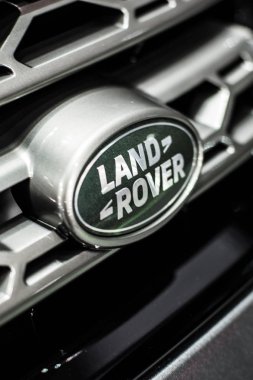 Minsk, Beyaz Rusya Mayıs 2018 marka land-rover amblemi logosu autoexhibition range rover land rover defender üzerinde sırasında otomatik olarak oturum