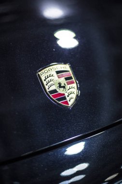 Minsk, Beyaz Rusya Mayıs 2018 marka porsche amblemi logosu autoexhibition porsche cayenne üzerinde sırasında otomatik olarak oturum