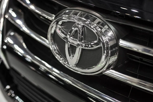 Minsk, Beyaz Rusya Mayıs 2018 marka toyota amblemi logosu autoexhibition toyota fortuner üzerinde sırasında otomatik olarak oturum