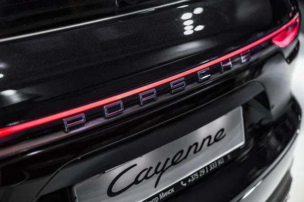Minsk, Beyaz Rusya Mayıs 2018 marka porsche amblemi logosu autoexhibition porsche cayenne üzerinde sırasında otomatik olarak oturum