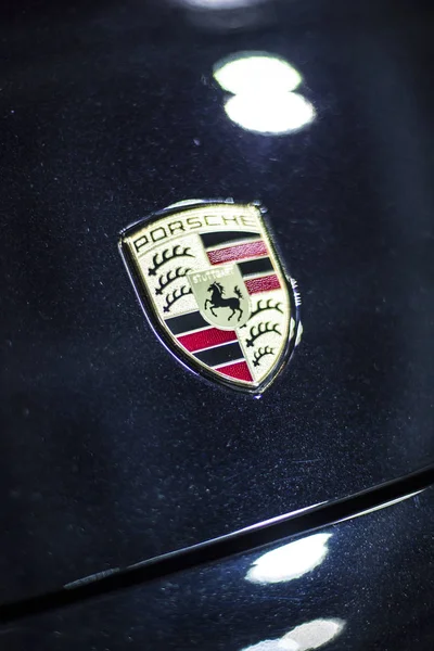 Minsk, Belarus May 2018 brand porsche emblem logo sign on auto during autoexhibition on porsche cayenne — Stock Photo, Image