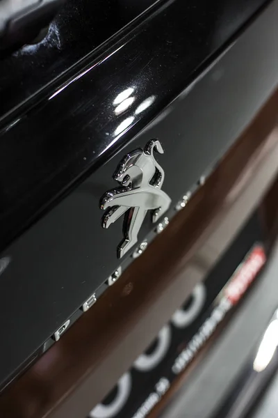 Minsk, Belarus May 2018 brand peugeot emblem logo sign on auto during autoexhibition on peugeot 5008 — Stock Photo, Image