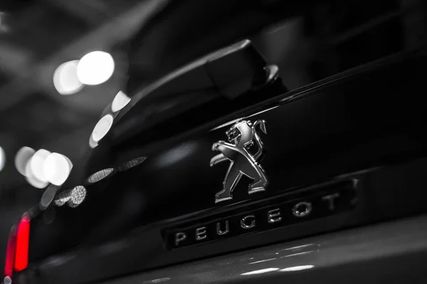 Минск, Беларусь Май 2018 года Знак эмблемы Peugeot на автомобиле во время автовыставки на багажнике Peugeot 3008 — стоковое фото