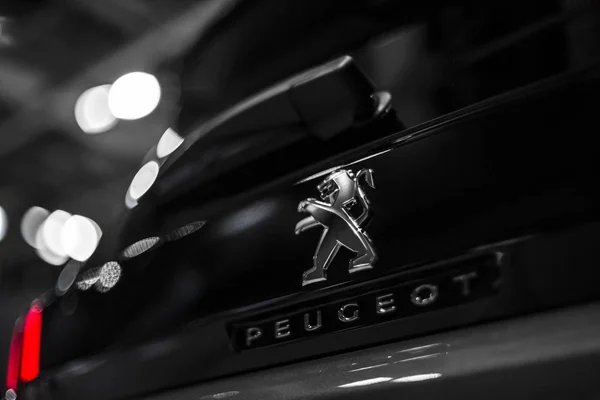 Minsk, Bielorrússia Maio 2018 marca peugeot emblema logotipo sinal na auto durante a autoexposição no tronco de peugeot 3008 — Fotografia de Stock