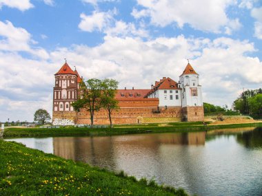 Mir, Belarus. Kale karmaşık Mir güneşli günü mavi gökyüzü arka plan ile. Eski Ortaçağ kuleler ve unesco Dünya Kültür Mirası Listesi'ne geleneksel kaleden duvarları