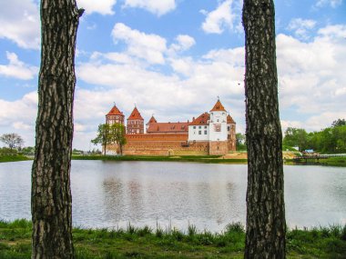 Mir, Belarus. Kale karmaşık Mir güneşli günü mavi gökyüzü arka plan ile. Eski Ortaçağ kuleler ve unesco Dünya Kültür Mirası Listesi'ne geleneksel kaleden duvarları