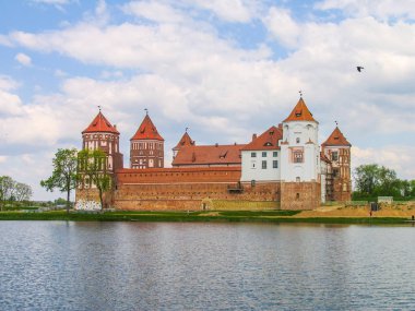 Mir, Belarus. Kale karmaşık Mir güneşli günü mavi gökyüzü arka plan ile. Eski Ortaçağ kuleler ve unesco Dünya Kültür Mirası Listesi'ne geleneksel kaleden duvarları