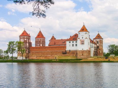 Mir, Belarus. Kale karmaşık Mir güneşli günü mavi gökyüzü arka plan ile. Eski Ortaçağ kuleler ve unesco Dünya Kültür Mirası Listesi'ne geleneksel kaleden duvarları