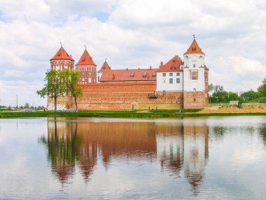 Mir, Belarus. Kale karmaşık Mir güneşli günü mavi gökyüzü arka plan ile. Eski Ortaçağ kuleler ve unesco Dünya Kültür Mirası Listesi'ne geleneksel kaleden duvarları