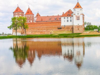 Mir, Belarus. Kale karmaşık Mir güneşli günü mavi gökyüzü arka plan ile. Eski Ortaçağ kuleler ve unesco Dünya Kültür Mirası Listesi'ne geleneksel kaleden duvarları
