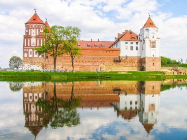Mir, Belarus. Kale karmaşık Mir güneşli günü mavi gökyüzü arka plan ile. Eski Ortaçağ kuleler ve unesco Dünya Kültür Mirası Listesi'ne geleneksel kaleden duvarları