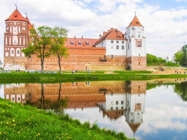 Mir, Belarus. Kale karmaşık Mir güneşli günü mavi gökyüzü arka plan ile. Eski Ortaçağ kuleler ve unesco Dünya Kültür Mirası Listesi'ne geleneksel kaleden duvarları