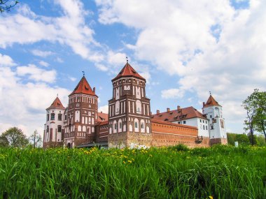 Mir, Belarus. Kale karmaşık Mir güneşli günü mavi gökyüzü arka plan ile. Eski Ortaçağ kuleler ve unesco Dünya Kültür Mirası Listesi'ne geleneksel kaleden duvarları