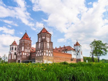 Mir, Belarus. Kale karmaşık Mir güneşli günü mavi gökyüzü arka plan ile. Eski Ortaçağ kuleler ve unesco Dünya Kültür Mirası Listesi'ne geleneksel kaleden duvarları