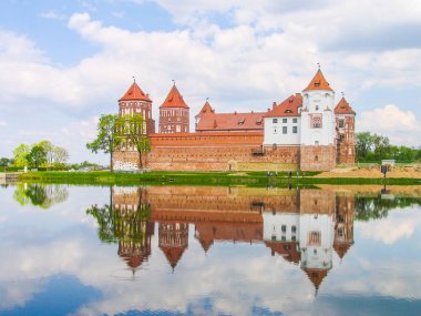 Mir, Belarus. Kale karmaşık Mir güneşli günü mavi gökyüzü arka plan ile. Eski Ortaçağ kuleler ve unesco Dünya Kültür Mirası Listesi'ne geleneksel kaleden duvarları