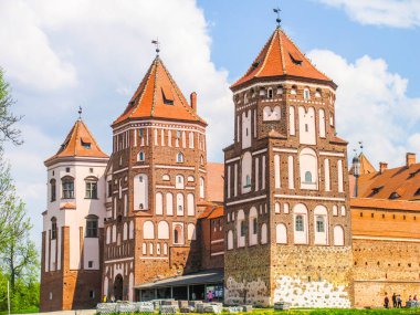 Mir, Belarus. Kale karmaşık Mir güneşli günü mavi gökyüzü arka plan ile. Eski Ortaçağ kuleler ve unesco Dünya Kültür Mirası Listesi'ne geleneksel kaleden duvarları