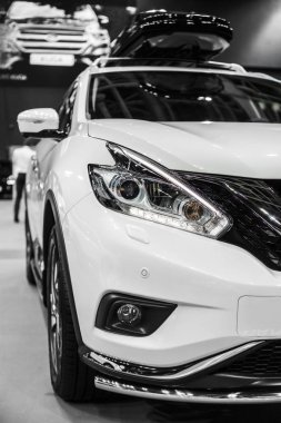 Far modern crossover araba ile yol açtı ve xenon optik