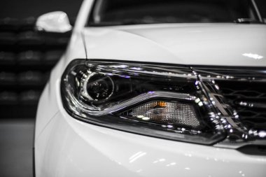led optik ile modern otomobil Far