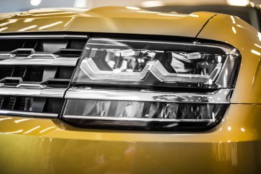 Far büyük Suv modern araba ile yol açtı ve xenon optik
