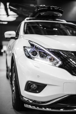 Far modern Suv 4wd araba ile yol açtı ve xenon optik