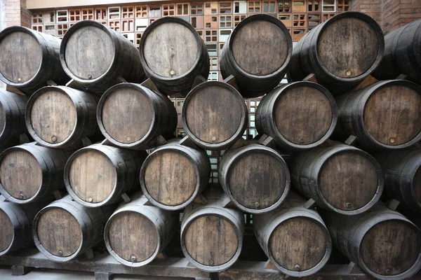 Barricas viejas para criar vino en la bodega — Foto de Stock