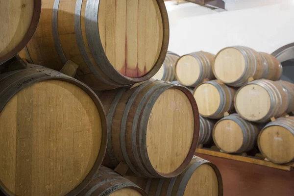 Barriles nuevos para crianza de vinos — Foto de Stock