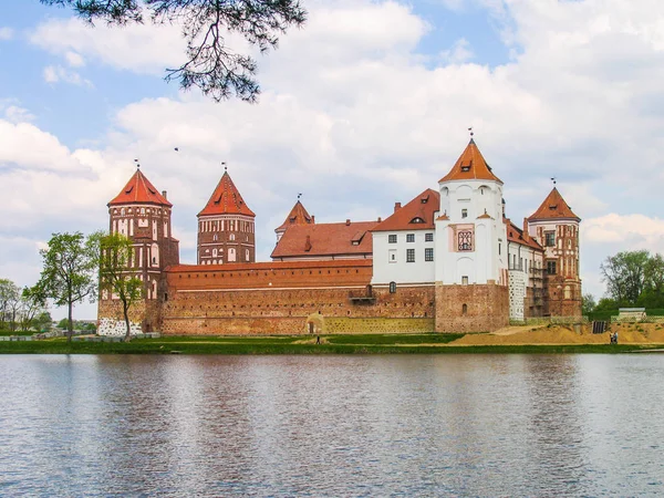 Mir, Belarus. Kale karmaşık Mir güneşli günü mavi gökyüzü arka plan ile. Eski Ortaçağ kuleler ve unesco Dünya Kültür Mirası Listesi'ne geleneksel kaleden duvarları