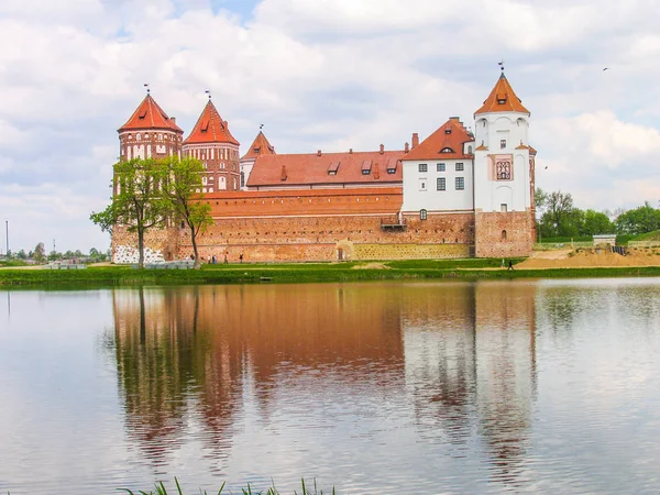 Mir, Belarus. Kale karmaşık Mir güneşli günü mavi gökyüzü arka plan ile. Eski Ortaçağ kuleler ve unesco Dünya Kültür Mirası Listesi'ne geleneksel kaleden duvarları