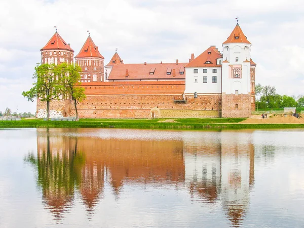 Mir, Belarus. Kale karmaşık Mir güneşli günü mavi gökyüzü arka plan ile. Eski Ortaçağ kuleler ve unesco Dünya Kültür Mirası Listesi'ne geleneksel kaleden duvarları